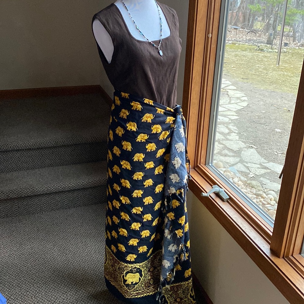Fabulous Fringed  Elephant Sarong Scarf ~ Gold & Black ~ For Good Luck ~EUC!